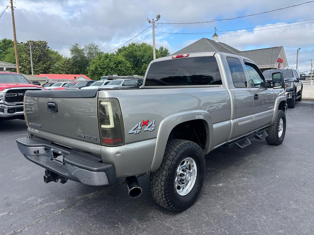 Chevrolet Silverado 2500HD Ext Cab 143.5" WB 4WD LS 2003