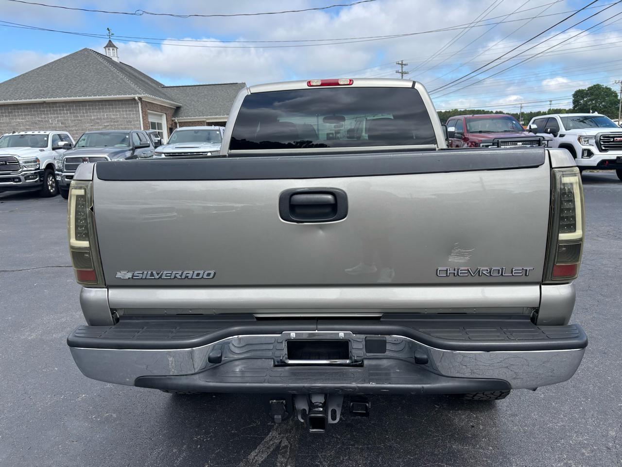 Chevrolet Silverado 2500HD Ext Cab 143.5" WB 4WD LS 2003