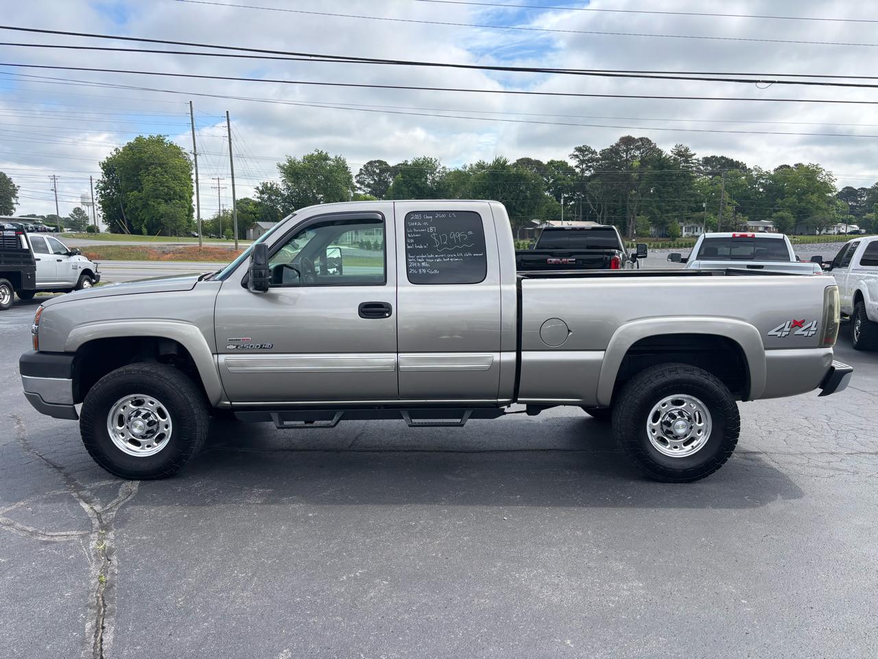 Chevrolet Silverado 2500HD Ext Cab 143.5" WB 4WD LS 2003