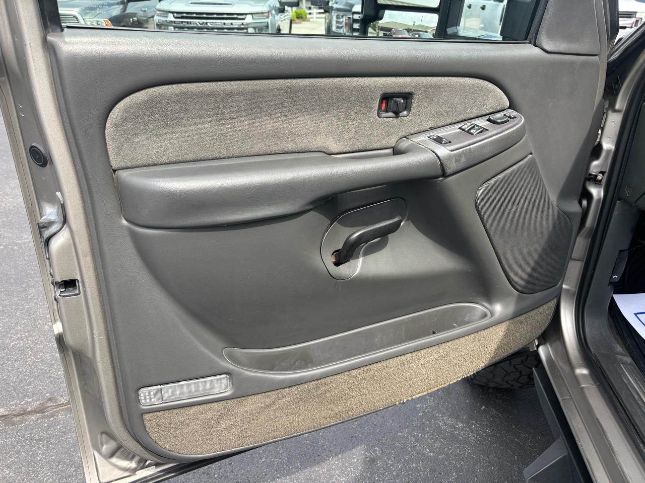 Chevrolet Silverado 2500HD Ext Cab 143.5" WB 4WD LS 2003