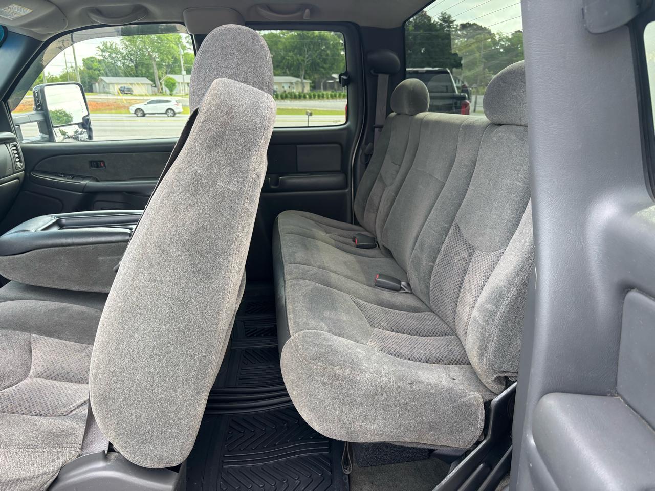 Chevrolet Silverado 2500HD Ext Cab 143.5" WB 4WD LS 2003