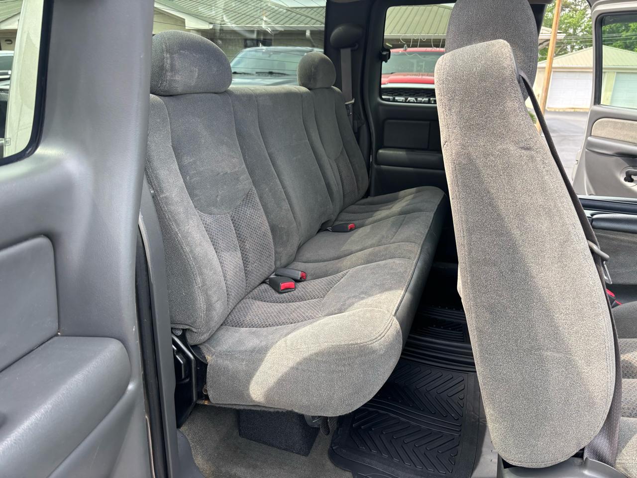 Chevrolet Silverado 2500HD Ext Cab 143.5" WB 4WD LS 2003