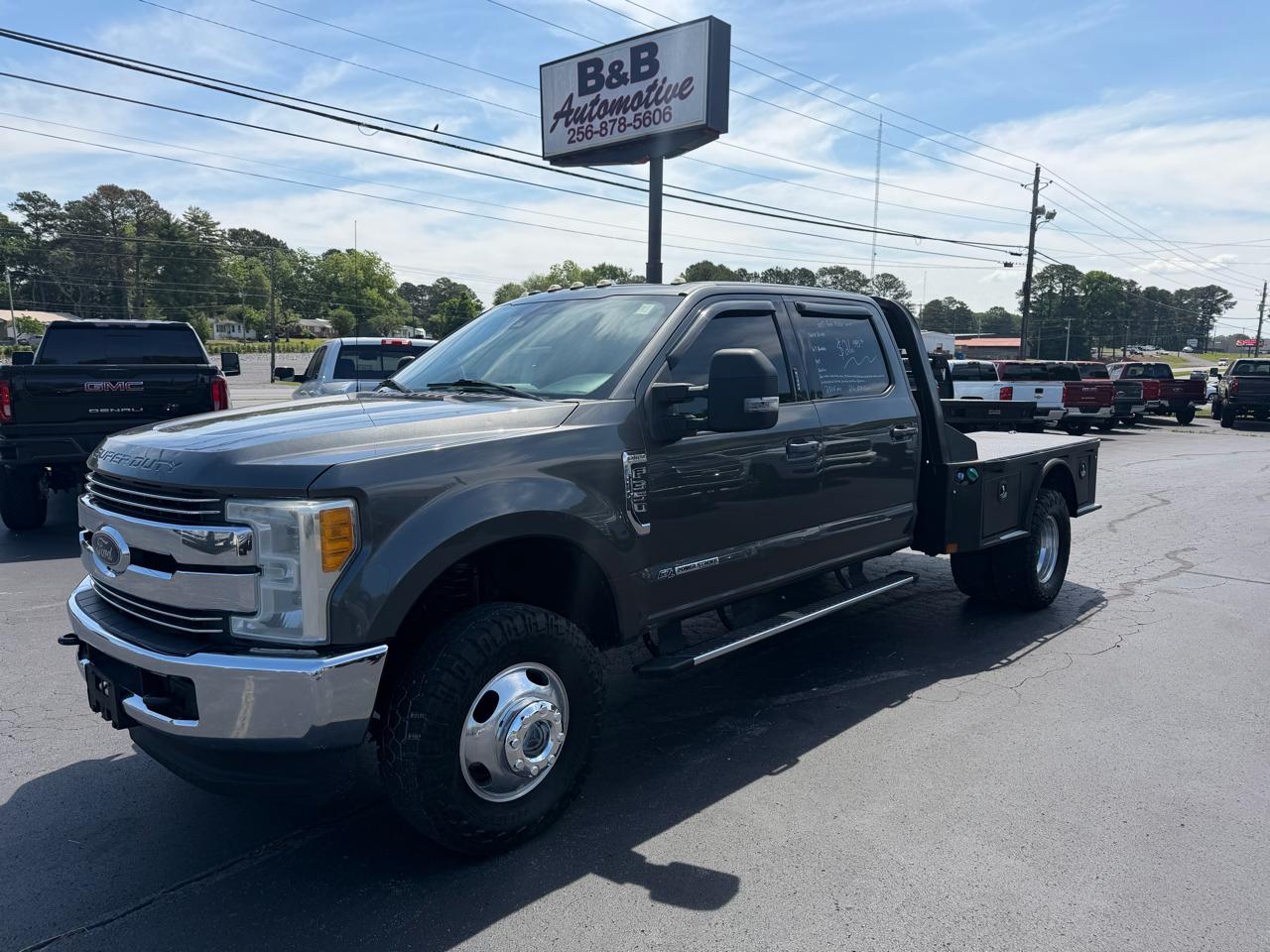 Ford Super Duty F-350 DRW Lariat 4WD Crew Cab 8' Box 2017