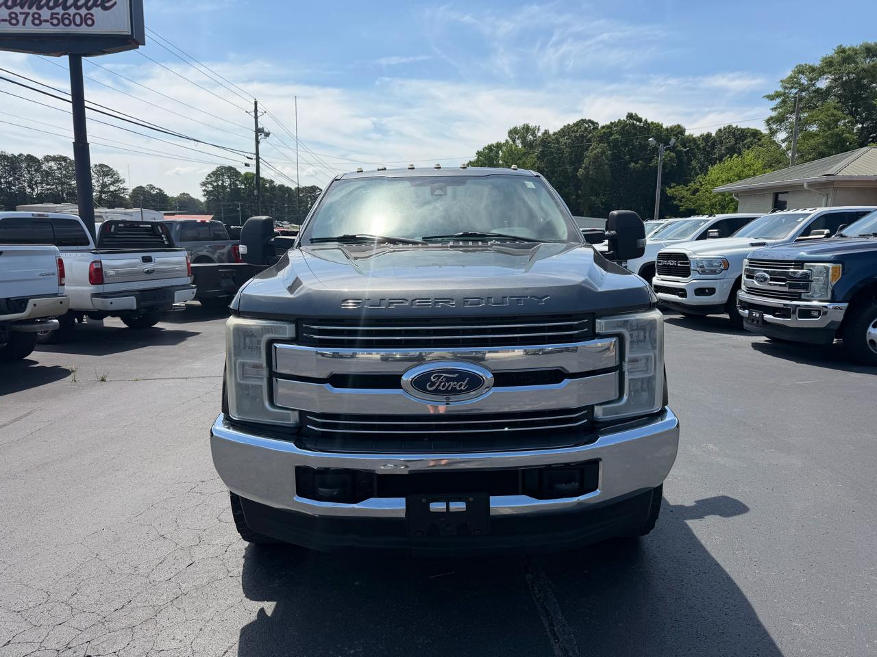Ford Super Duty F-350 DRW Lariat 4WD Crew Cab 8' Box 2017