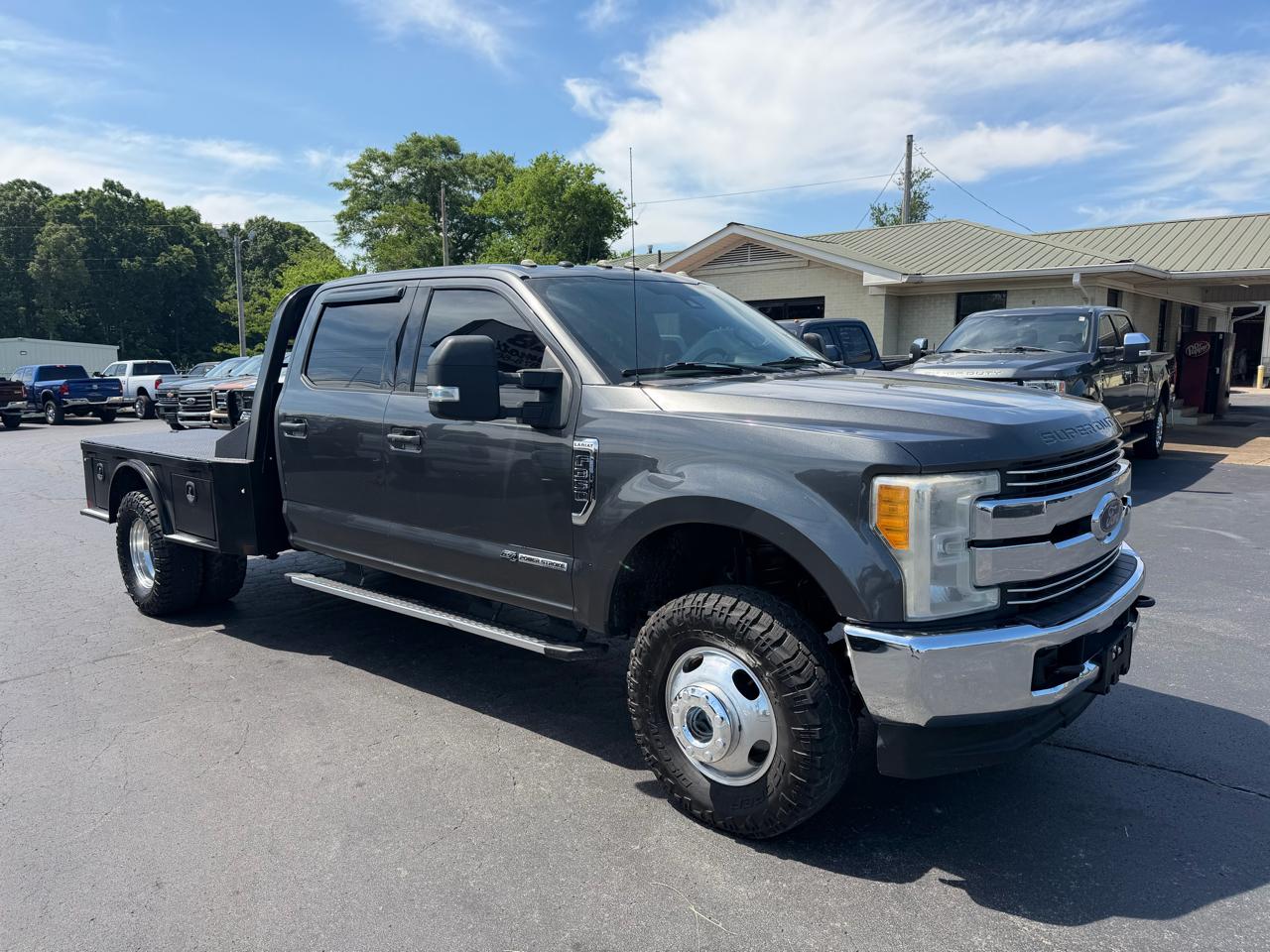 Ford Super Duty F-350 DRW Lariat 4WD Crew Cab 8' Box 2017