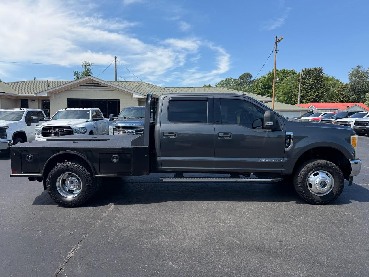 Ford Super Duty F-350 DRW Lariat 4WD Crew Cab 8' Box 2017