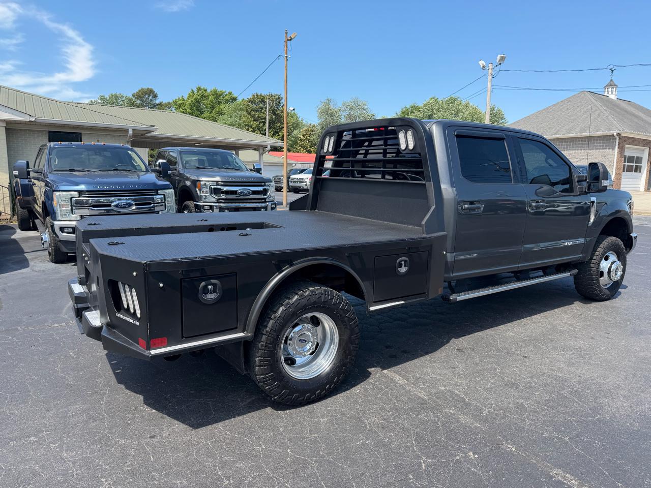 Ford Super Duty F-350 DRW Lariat 4WD Crew Cab 8' Box 2017