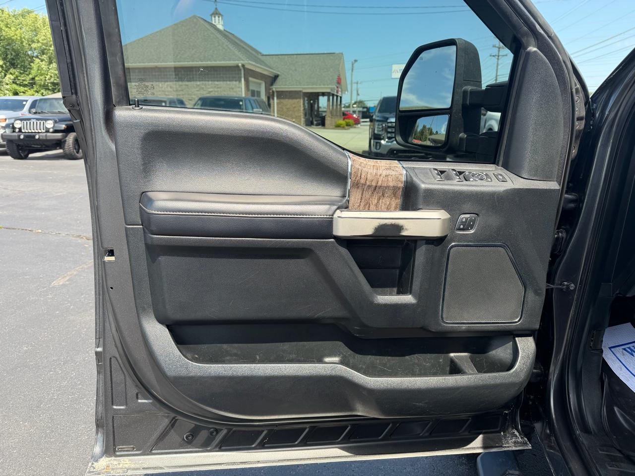 Ford Super Duty F-350 DRW Lariat 4WD Crew Cab 8' Box 2017