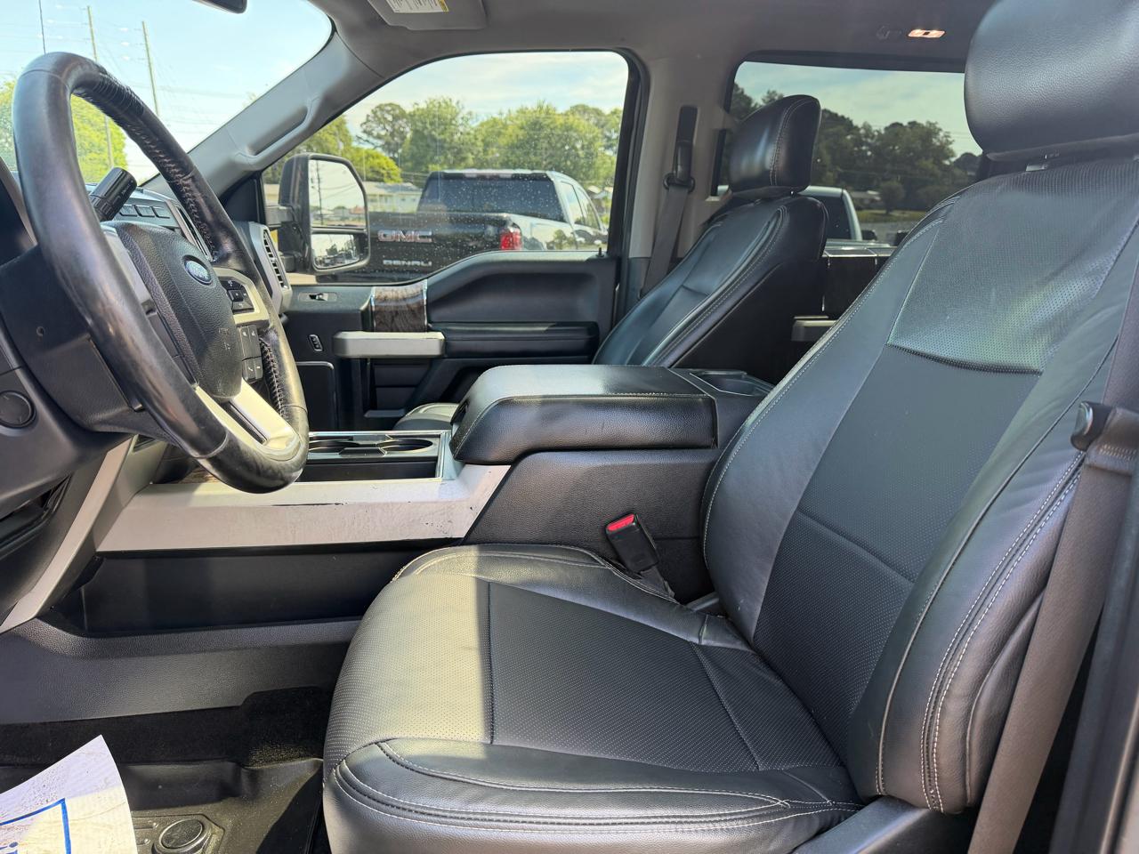 Ford Super Duty F-350 DRW Lariat 4WD Crew Cab 8' Box 2017