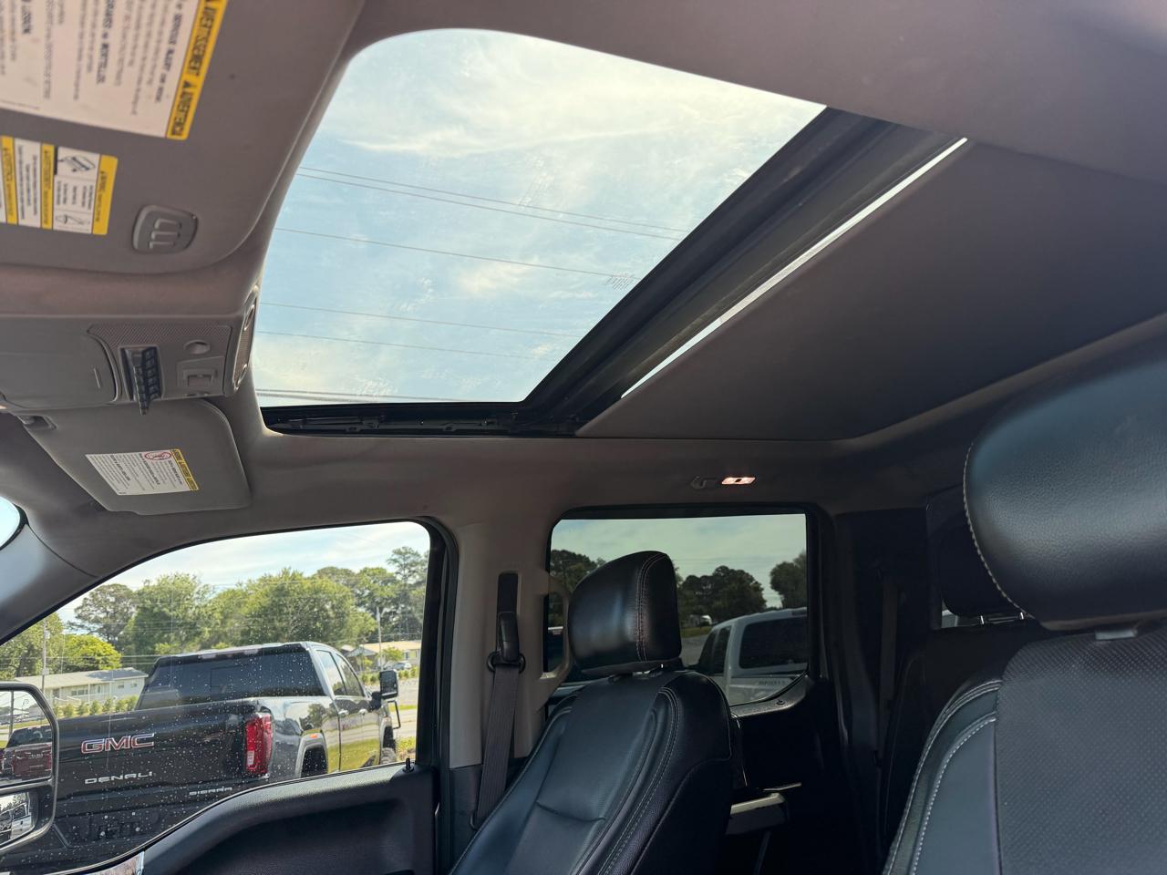 Ford Super Duty F-350 DRW Lariat 4WD Crew Cab 8' Box 2017