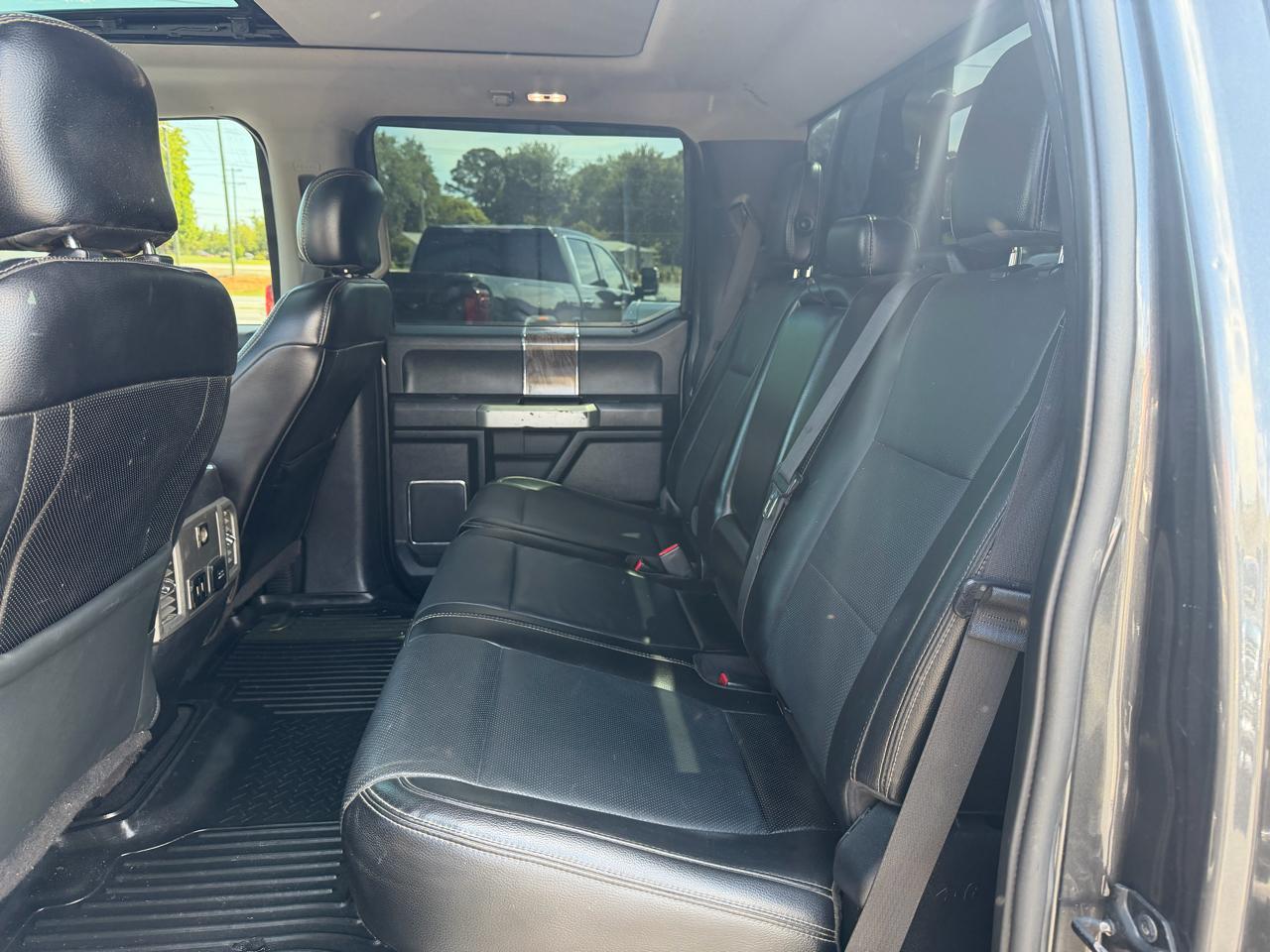 Ford Super Duty F-350 DRW Lariat 4WD Crew Cab 8' Box 2017