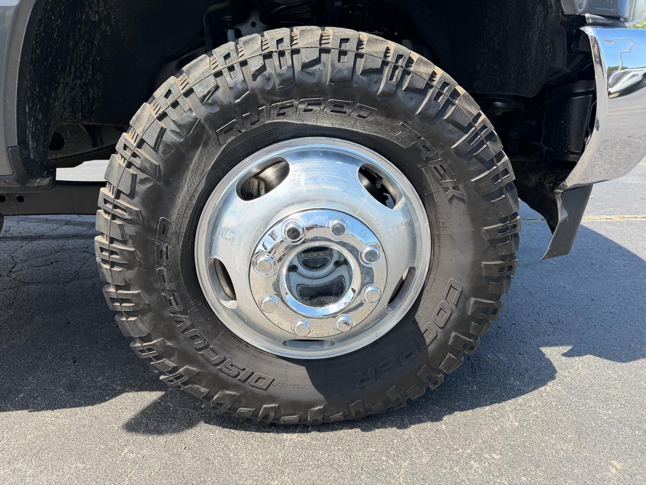 Ford Super Duty F-350 DRW Lariat 4WD Crew Cab 8' Box 2017