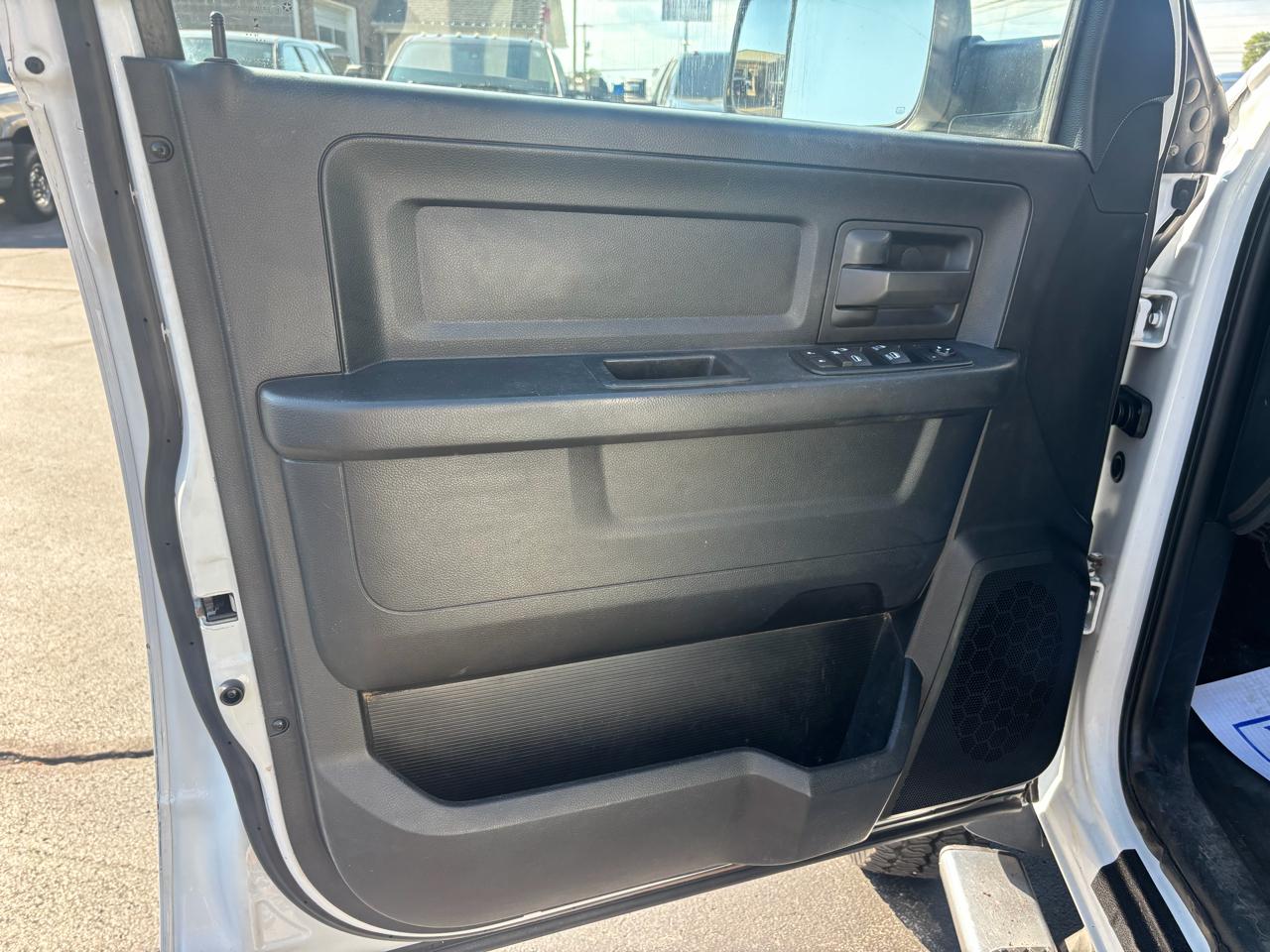 RAM 5500 4WD Crew Cab 173" WB 60" CA Tradesman 2015