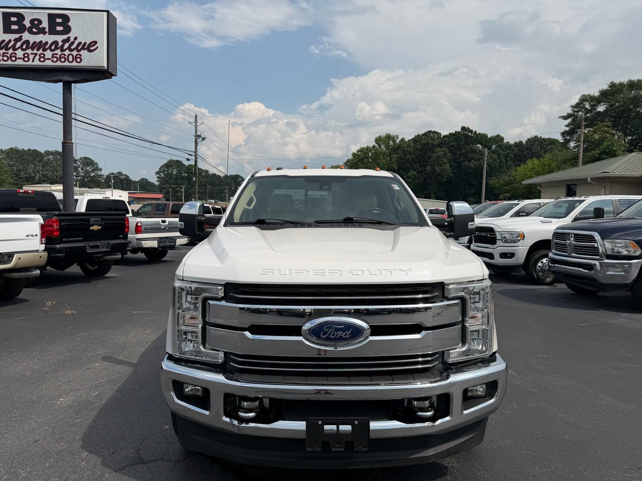 Ford Super Duty F-350 DRW Lariat 4WD Crew Cab 8' Box 2018