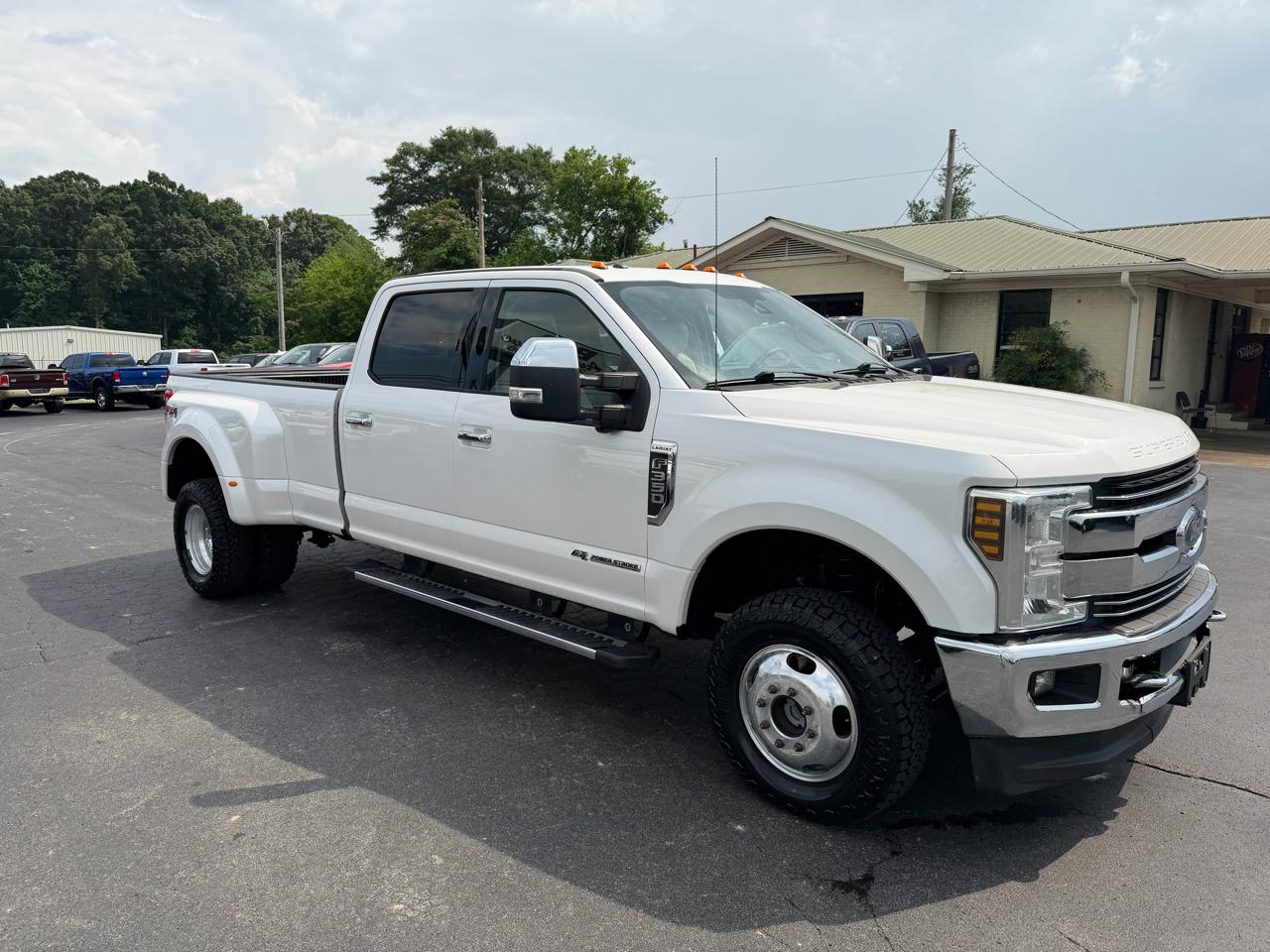 Ford Super Duty F-350 DRW Lariat 4WD Crew Cab 8' Box 2018