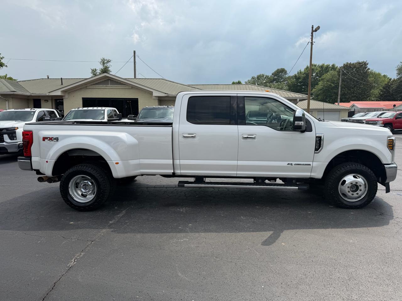 Ford Super Duty F-350 DRW Lariat 4WD Crew Cab 8' Box 2018