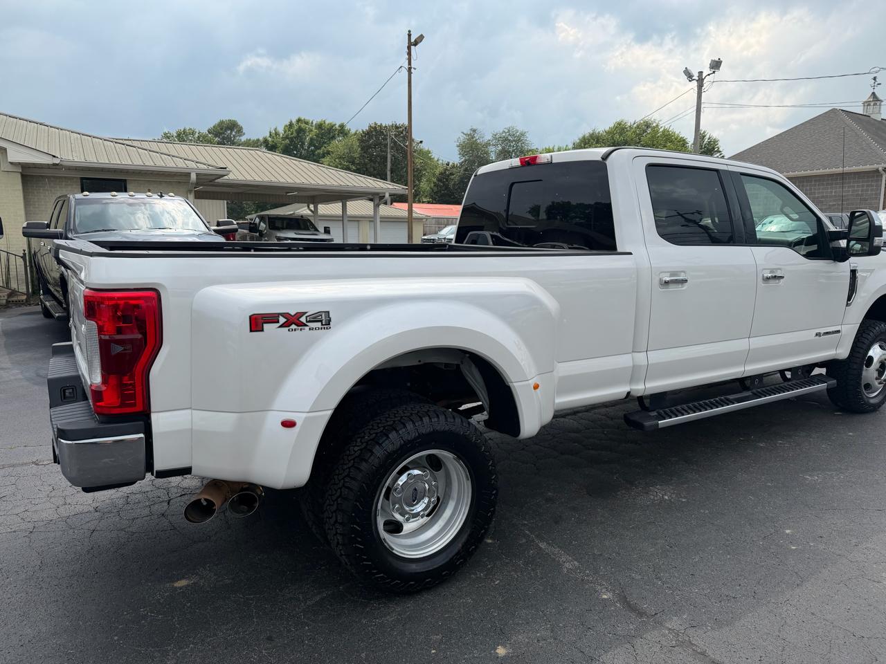 Ford Super Duty F-350 DRW Lariat 4WD Crew Cab 8' Box 2018