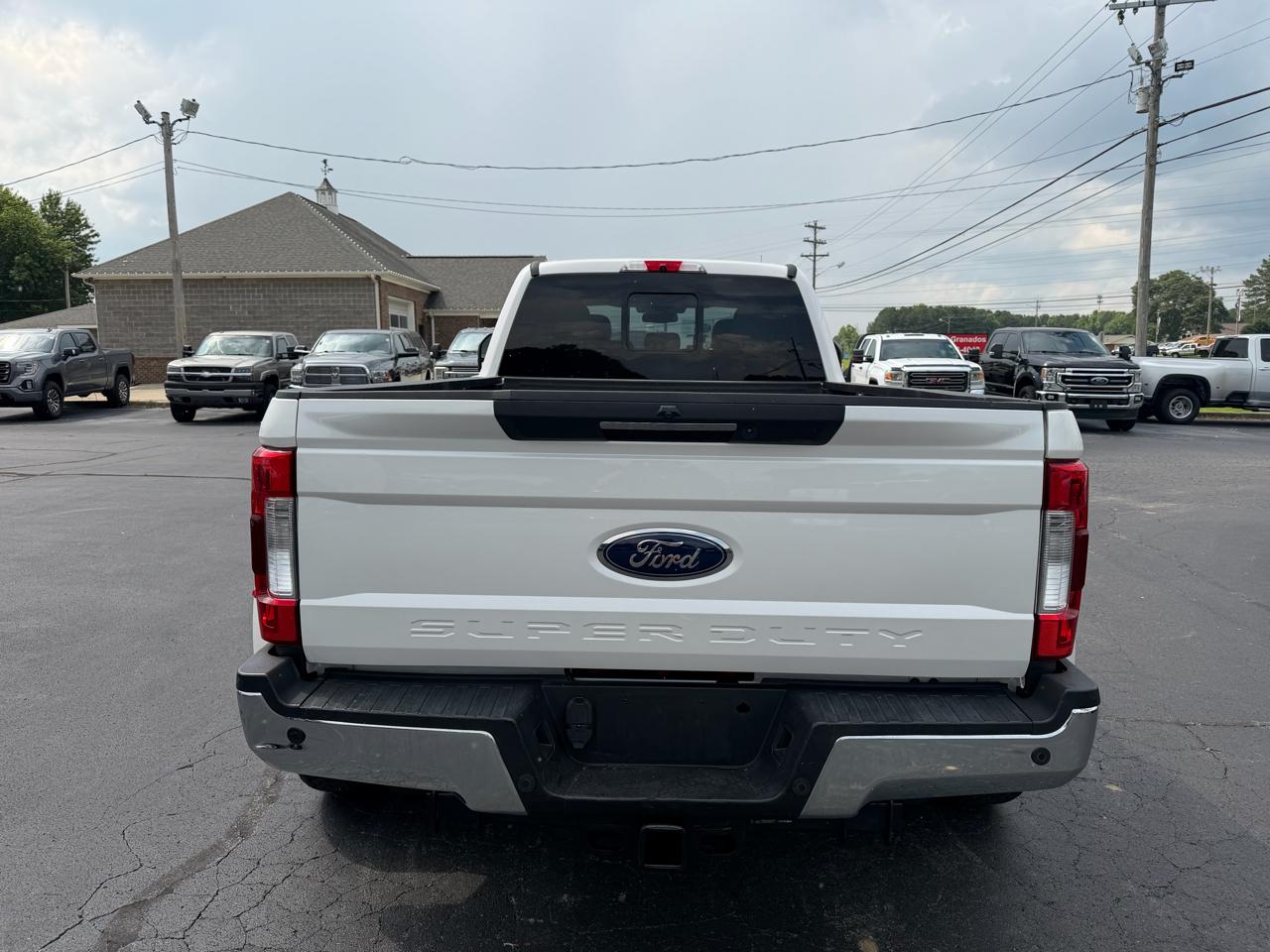 Ford Super Duty F-350 DRW Lariat 4WD Crew Cab 8' Box 2018