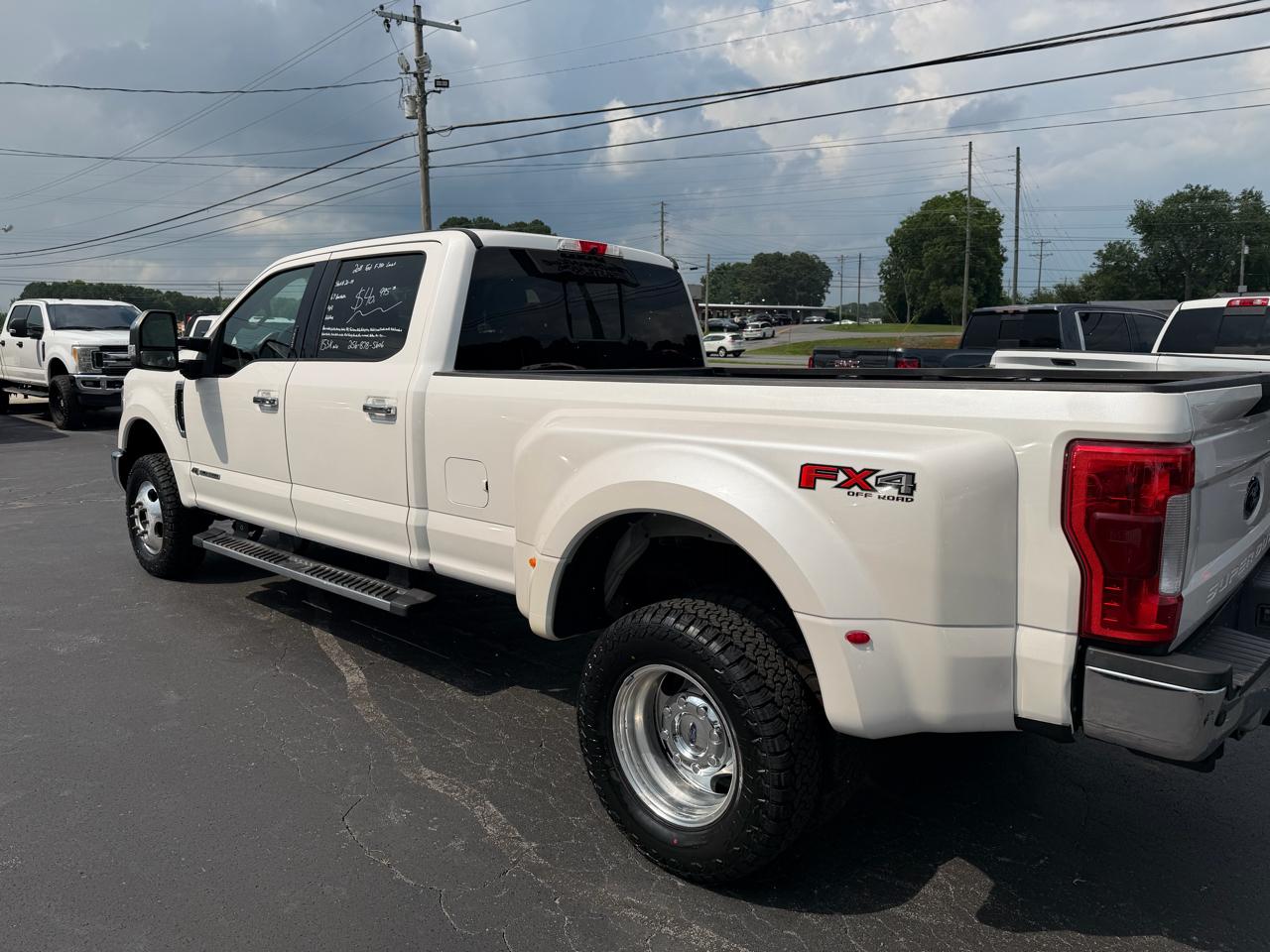 Ford Super Duty F-350 DRW Lariat 4WD Crew Cab 8' Box 2018