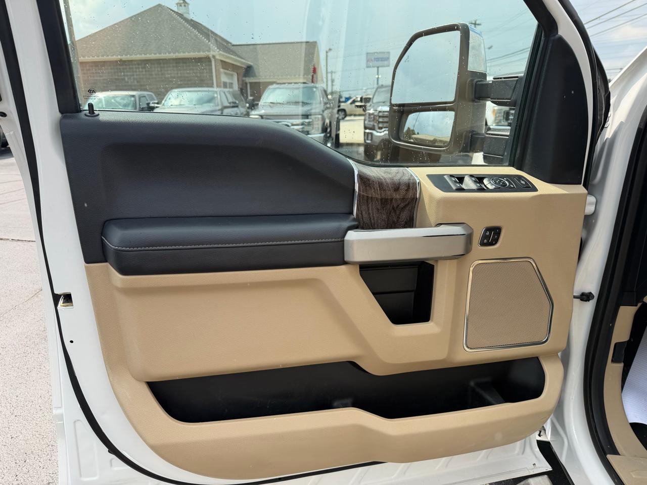Ford Super Duty F-350 DRW Lariat 4WD Crew Cab 8' Box 2018
