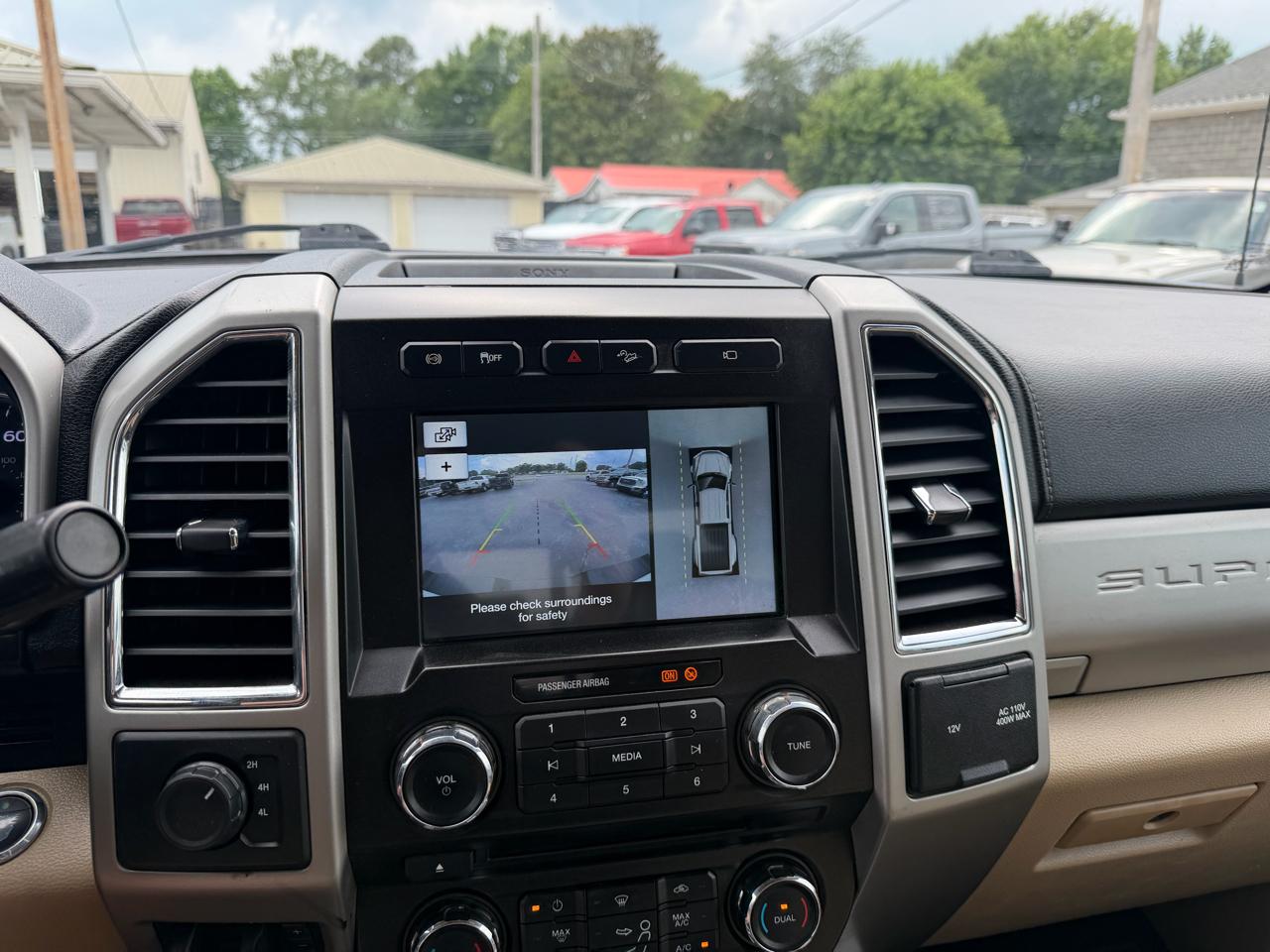 Ford Super Duty F-350 DRW Lariat 4WD Crew Cab 8' Box 2018