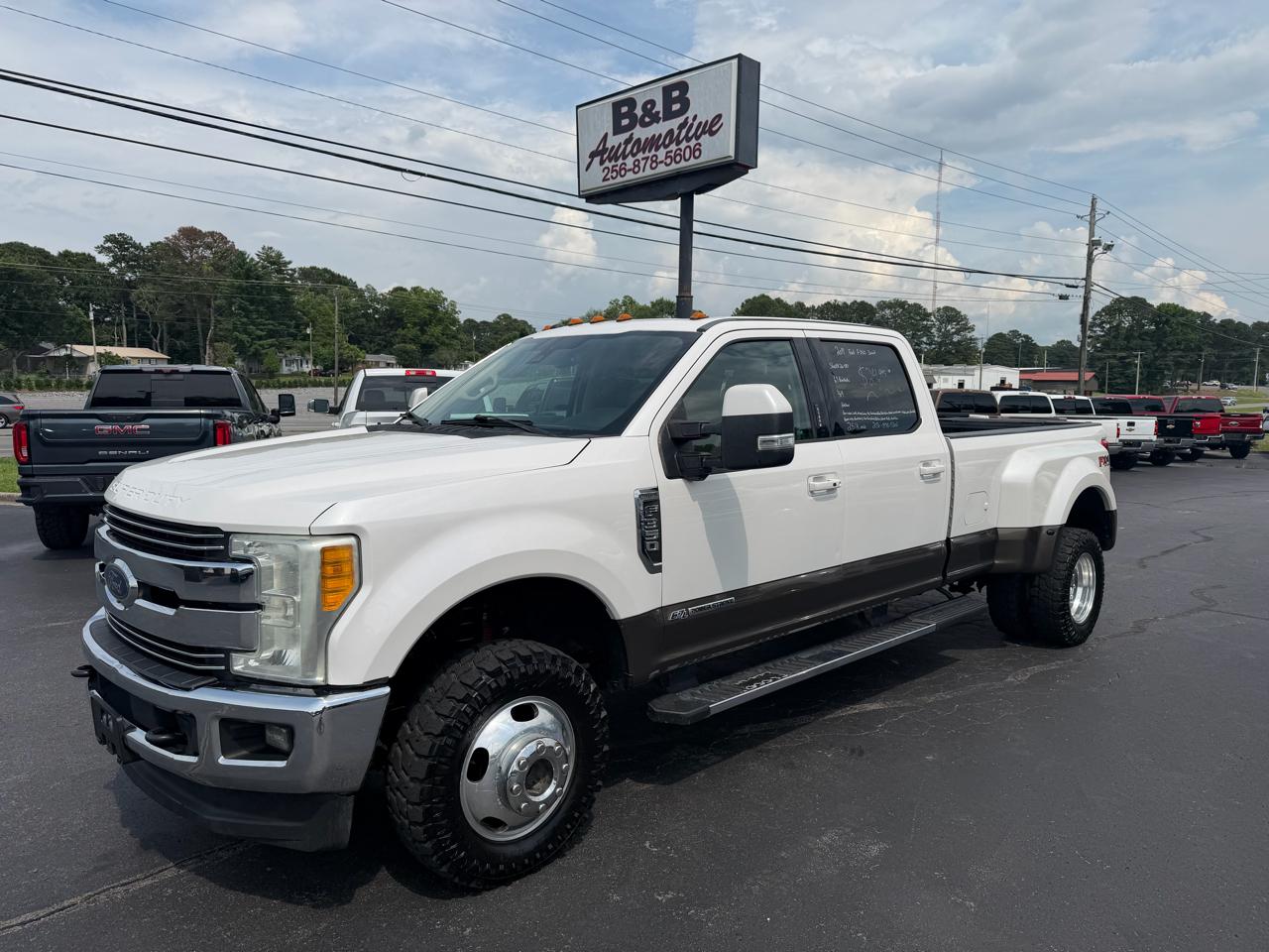 Ford Super Duty F-350 DRW Lariat 4WD Crew Cab 8' Box 2017
