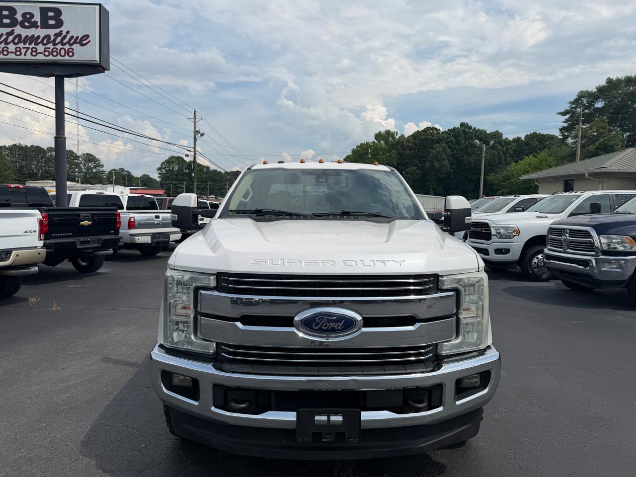 Ford Super Duty F-350 DRW Lariat 4WD Crew Cab 8' Box 2017