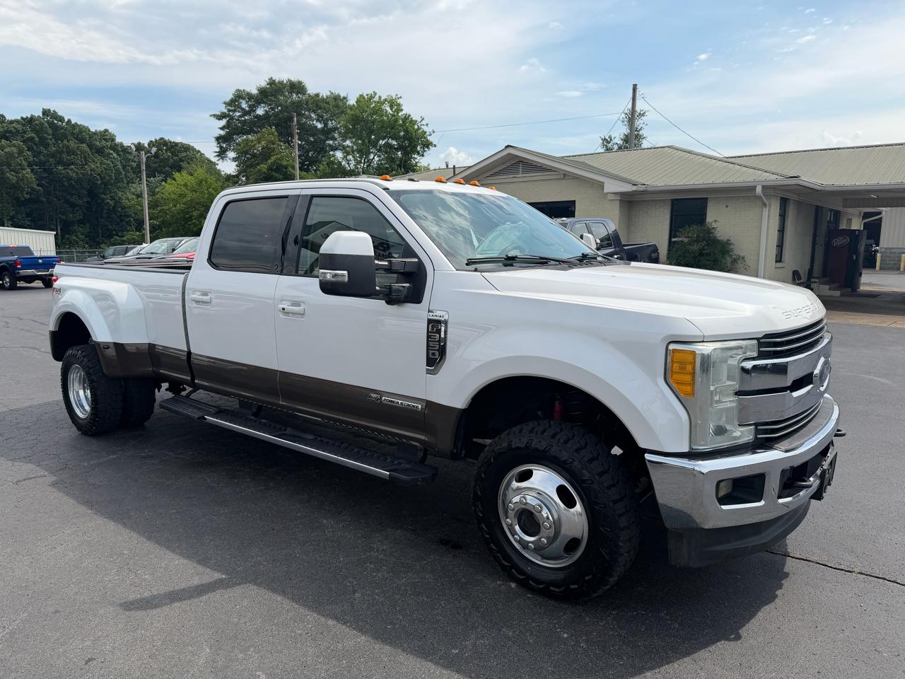 Ford Super Duty F-350 DRW Lariat 4WD Crew Cab 8' Box 2017