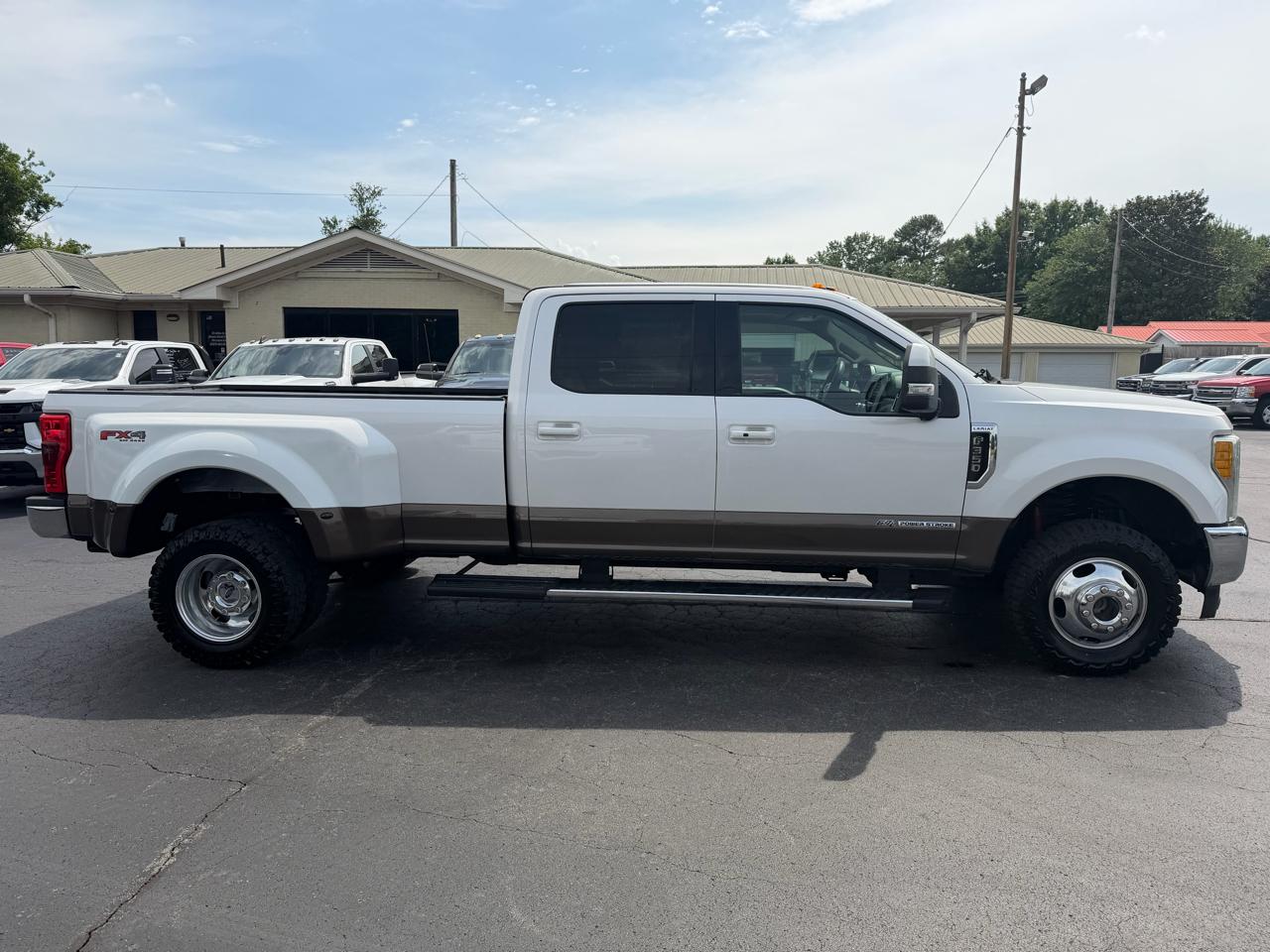 Ford Super Duty F-350 DRW Lariat 4WD Crew Cab 8' Box 2017