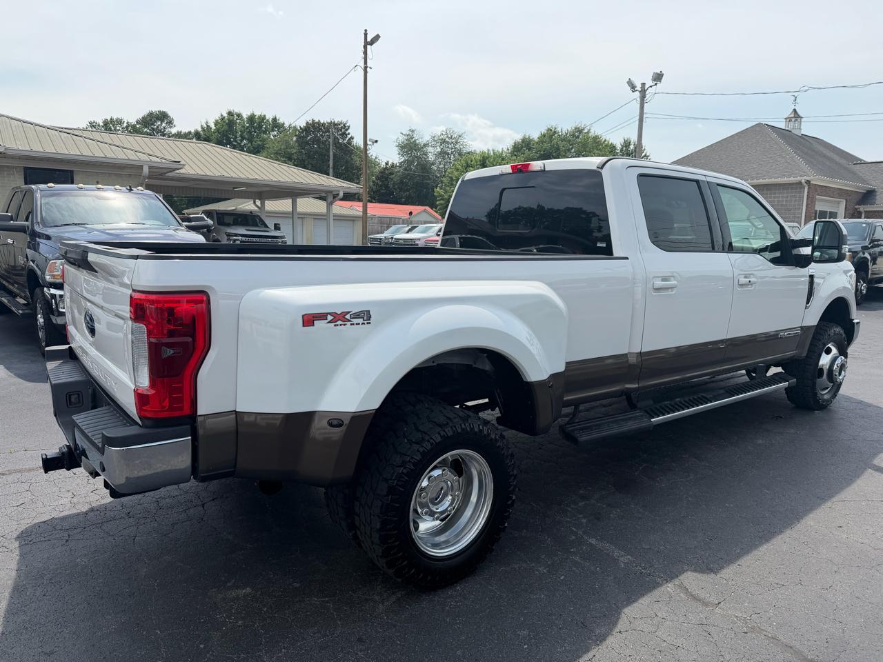 Ford Super Duty F-350 DRW Lariat 4WD Crew Cab 8' Box 2017