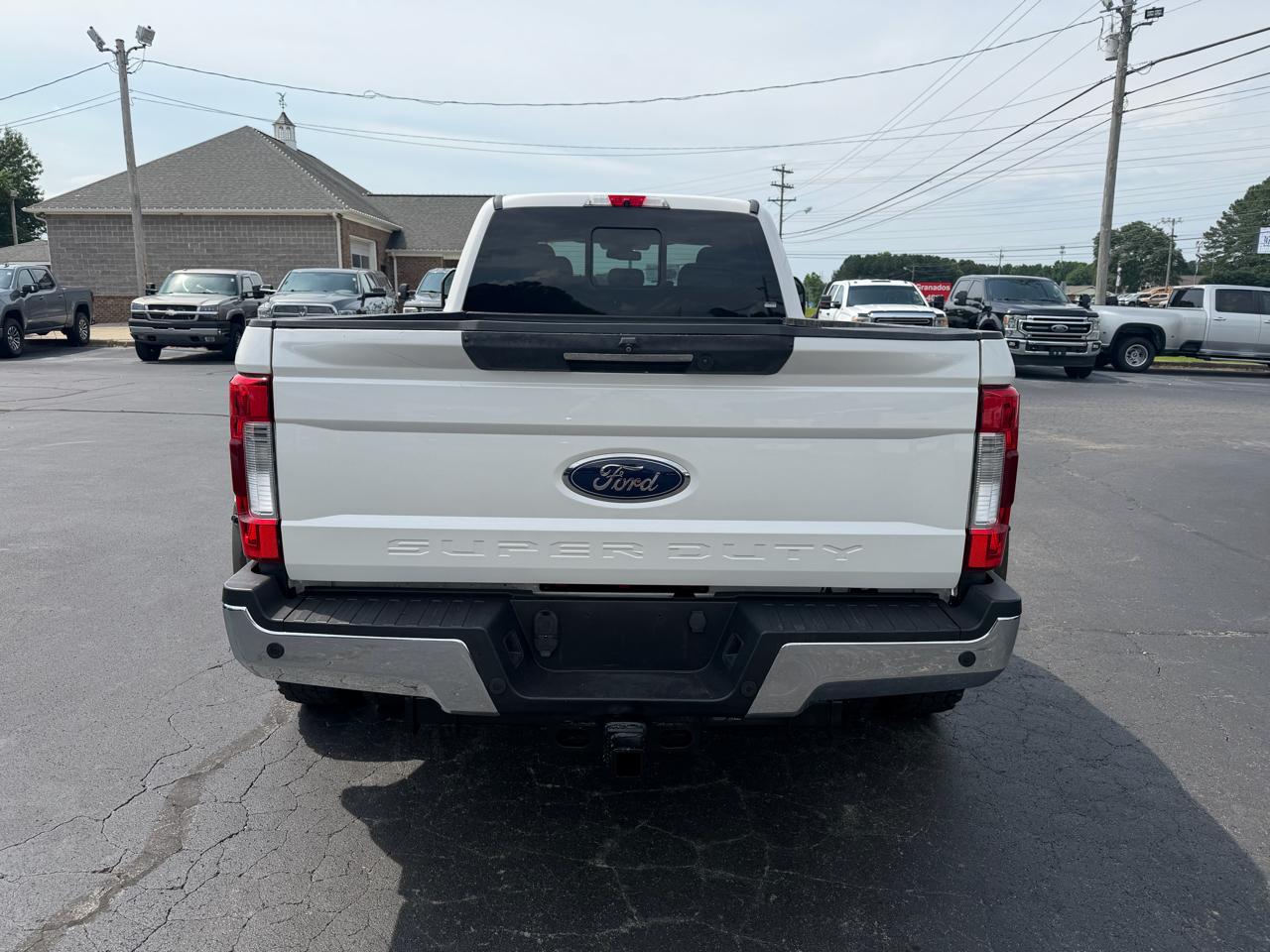 Ford Super Duty F-350 DRW Lariat 4WD Crew Cab 8' Box 2017
