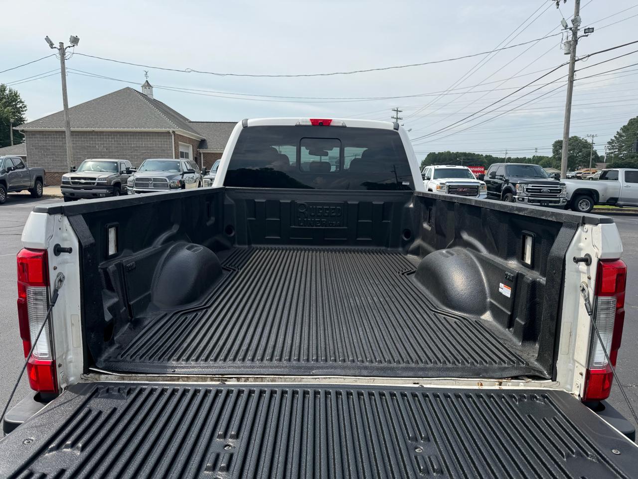 Ford Super Duty F-350 DRW Lariat 4WD Crew Cab 8' Box 2017