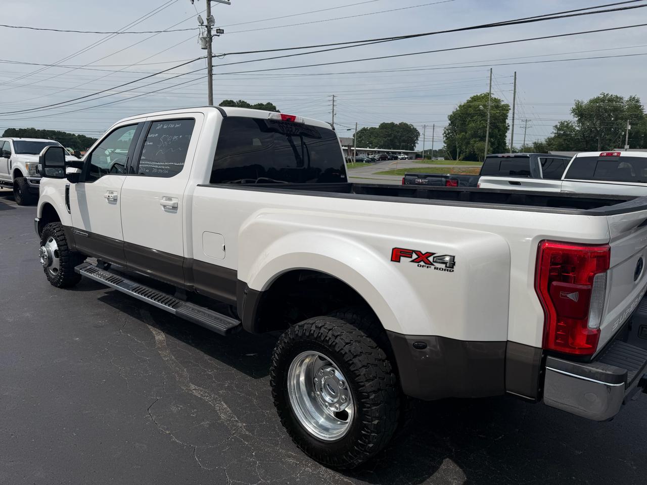 Ford Super Duty F-350 DRW Lariat 4WD Crew Cab 8' Box 2017
