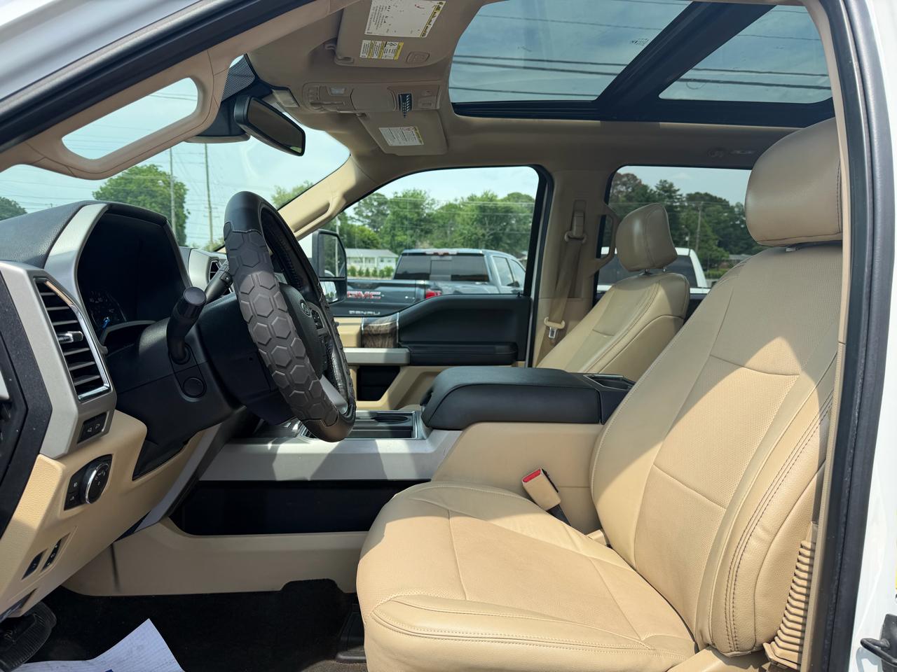 Ford Super Duty F-350 DRW Lariat 4WD Crew Cab 8' Box 2017