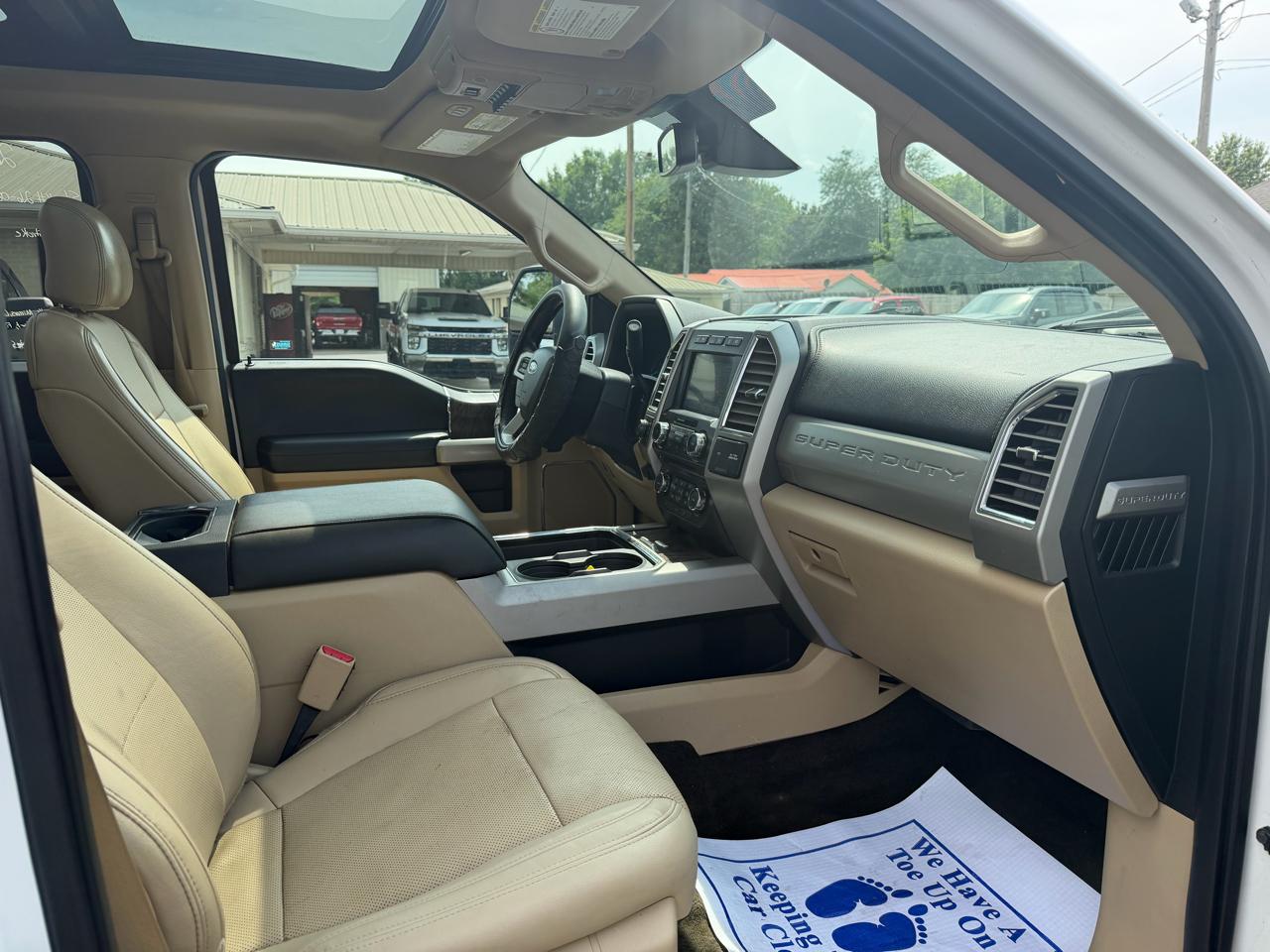 Ford Super Duty F-350 DRW Lariat 4WD Crew Cab 8' Box 2017