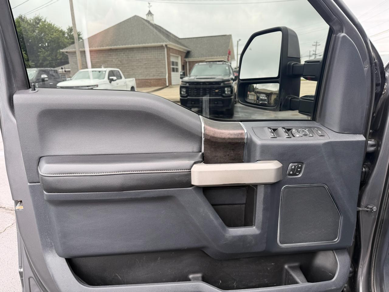 Ford Super Duty F-450 DRW Lariat 4WD Crew Cab 203" WB 84" CA 2022