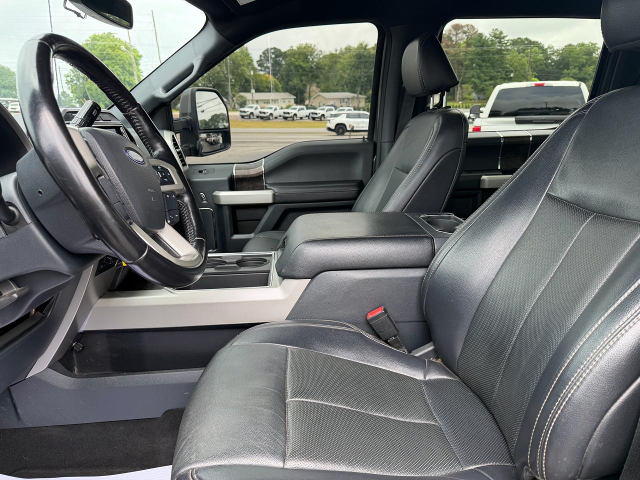 Ford Super Duty F-450 DRW Lariat 4WD Crew Cab 203" WB 84" CA 2022