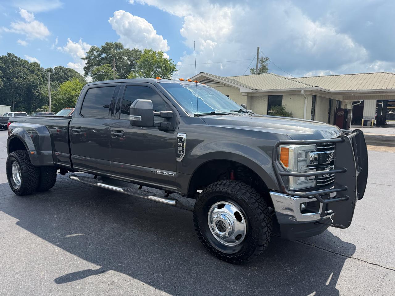 Ford Super Duty F-350 DRW Lariat 4WD Crew Cab 8' Box 2017