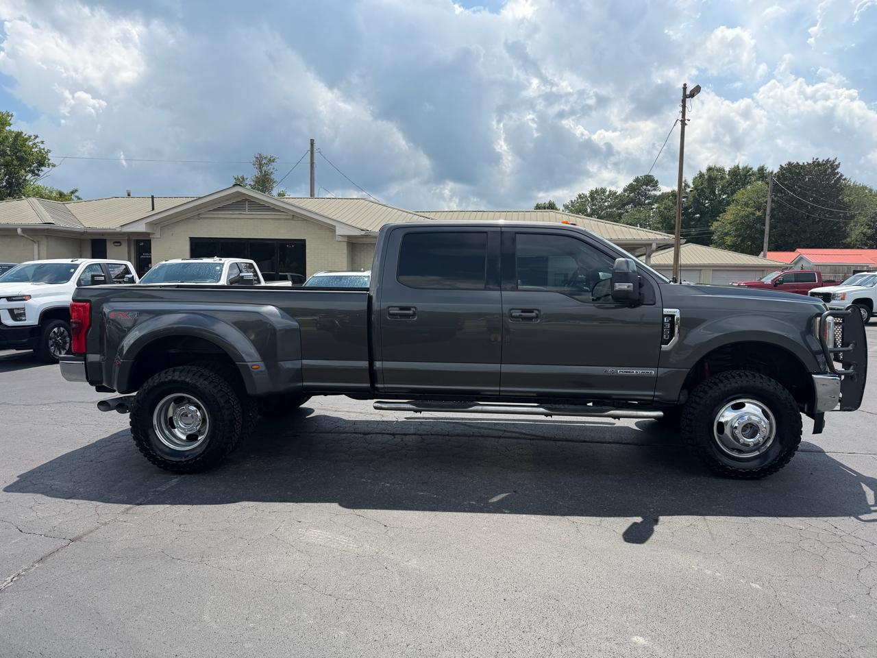 Ford Super Duty F-350 DRW Lariat 4WD Crew Cab 8' Box 2017