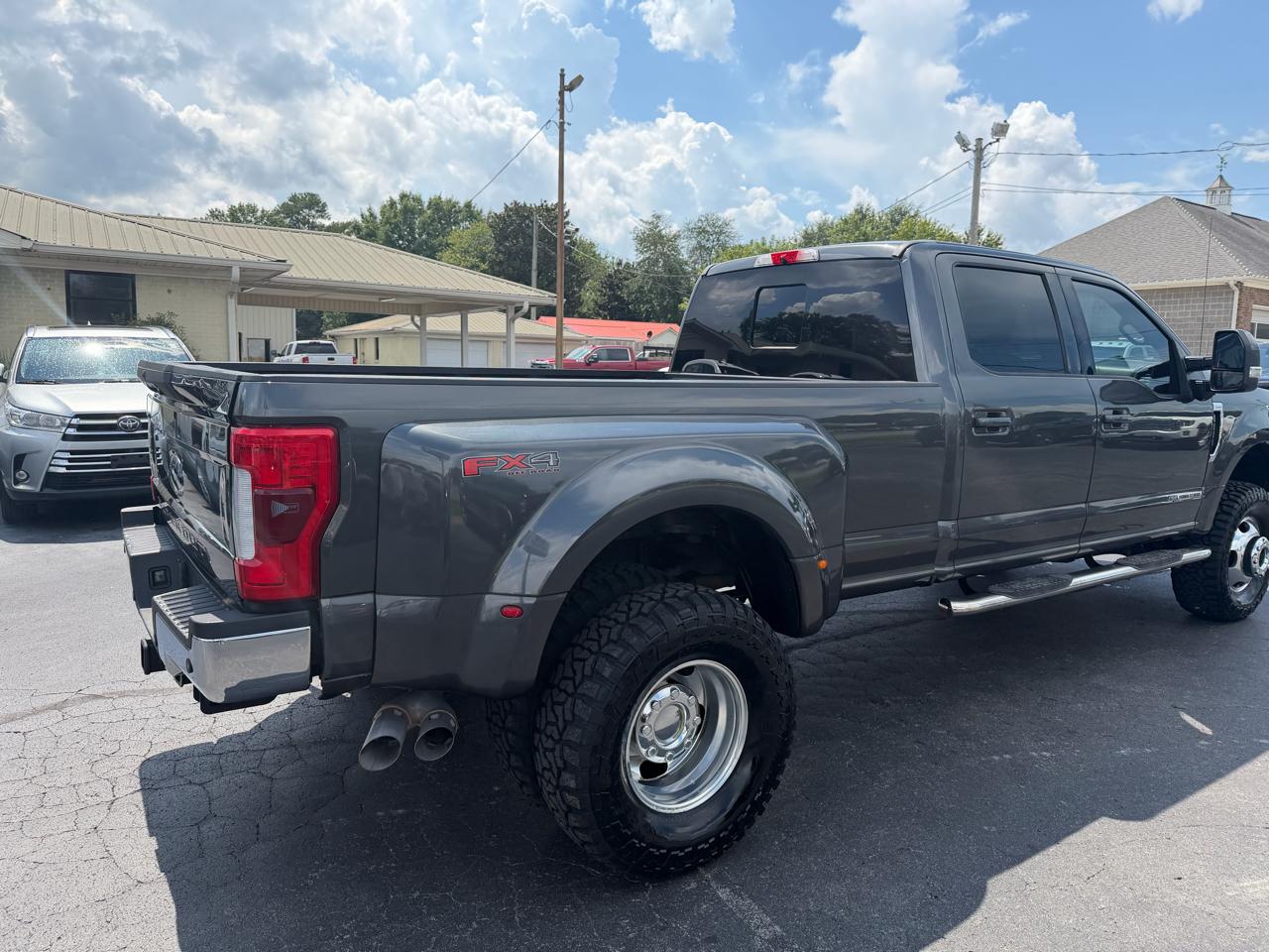 Ford Super Duty F-350 DRW Lariat 4WD Crew Cab 8' Box 2017