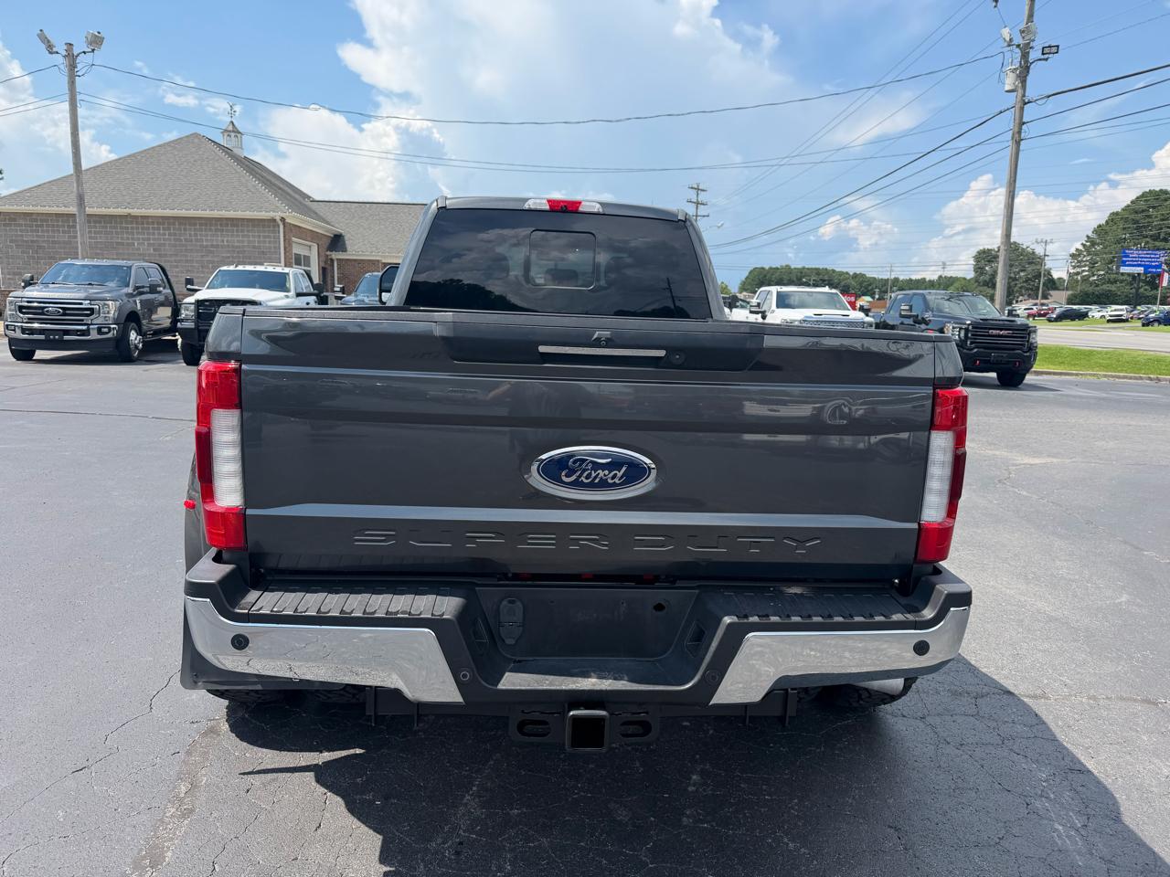 Ford Super Duty F-350 DRW Lariat 4WD Crew Cab 8' Box 2017