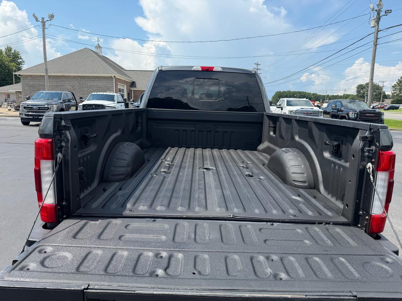 Ford Super Duty F-350 DRW Lariat 4WD Crew Cab 8' Box 2017