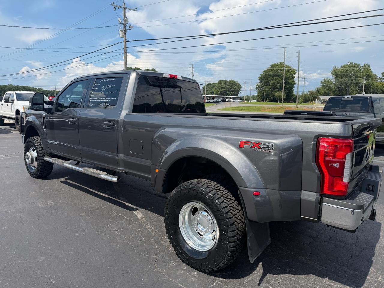 Ford Super Duty F-350 DRW Lariat 4WD Crew Cab 8' Box 2017