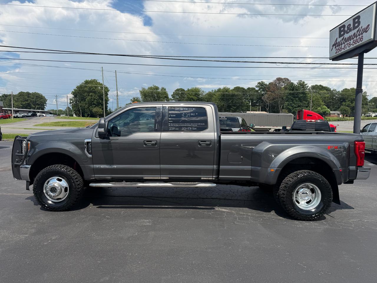Ford Super Duty F-350 DRW Lariat 4WD Crew Cab 8' Box 2017