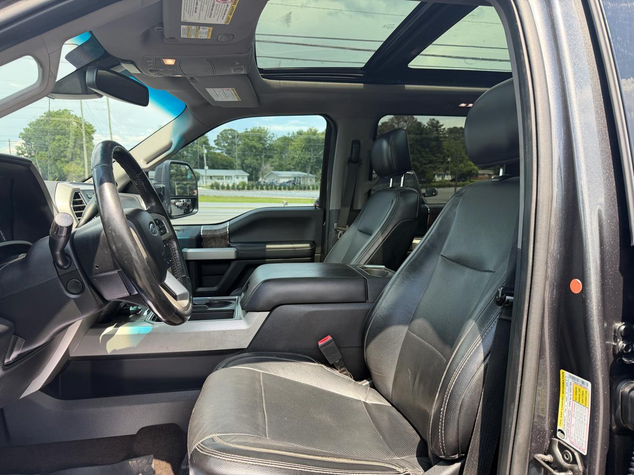 Ford Super Duty F-350 DRW Lariat 4WD Crew Cab 8' Box 2017