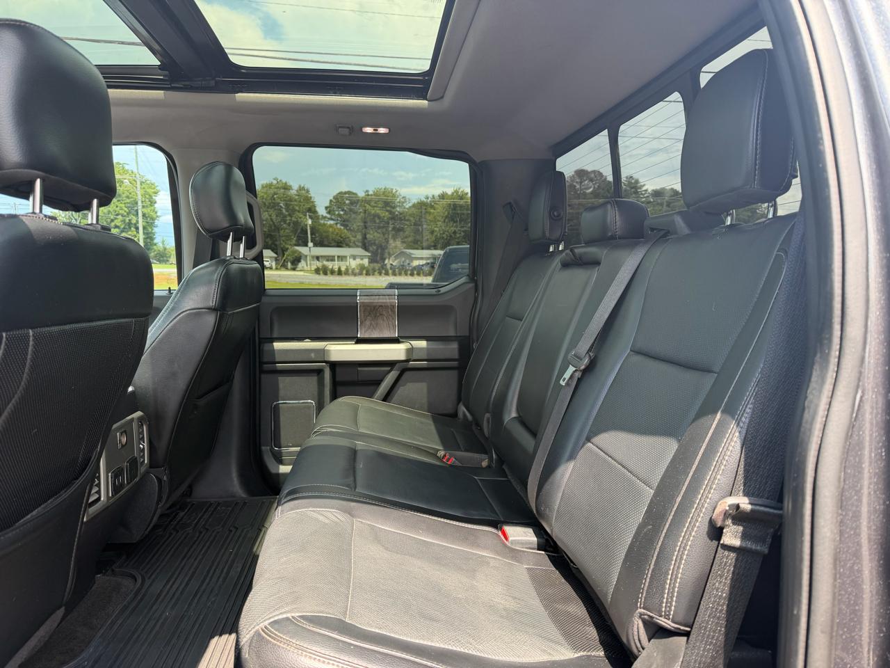 Ford Super Duty F-350 DRW Lariat 4WD Crew Cab 8' Box 2017