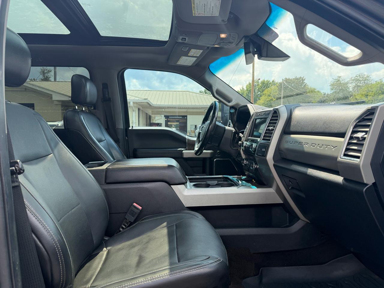 Ford Super Duty F-350 DRW Lariat 4WD Crew Cab 8' Box 2017
