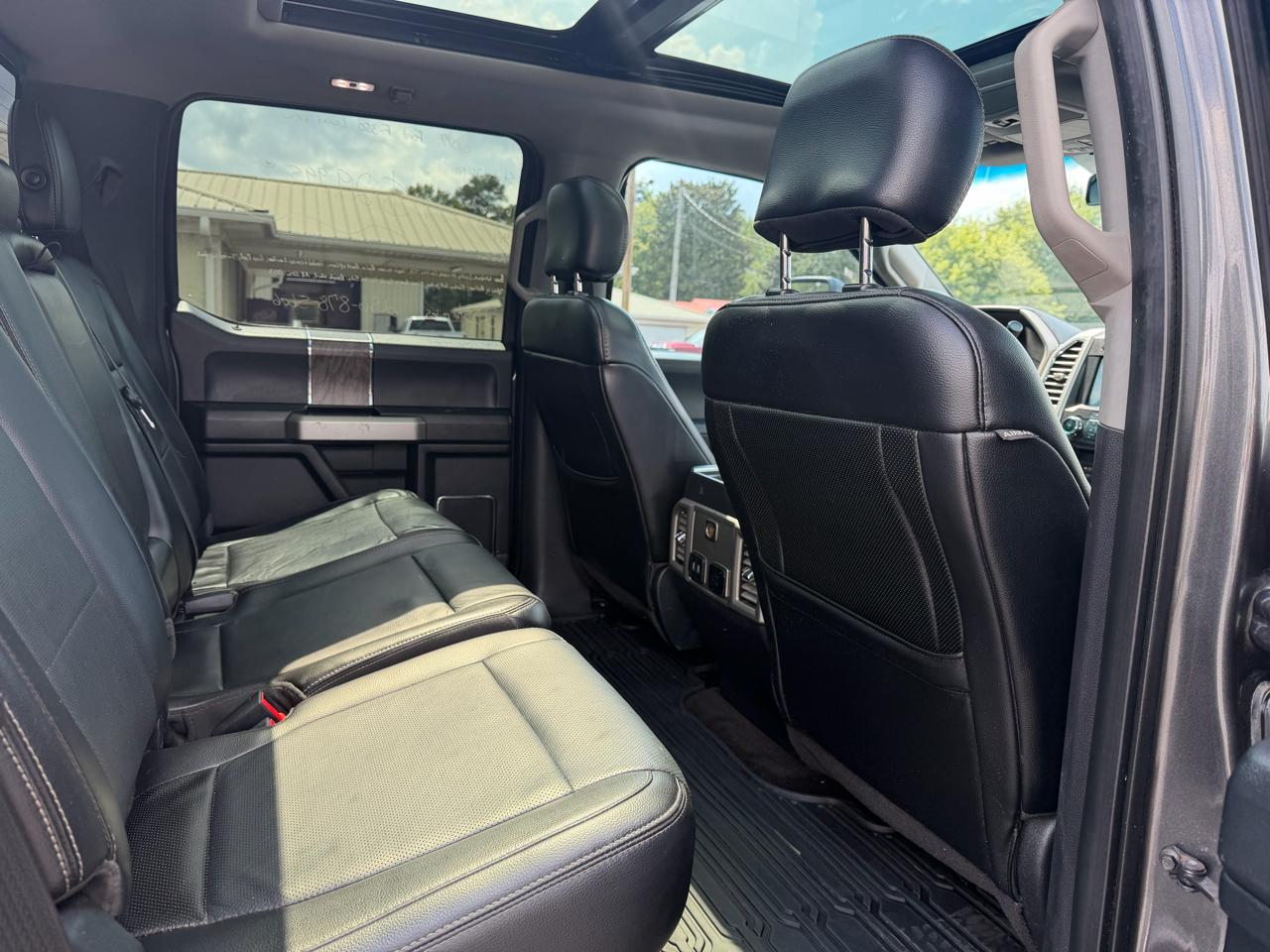 Ford Super Duty F-350 DRW Lariat 4WD Crew Cab 8' Box 2017