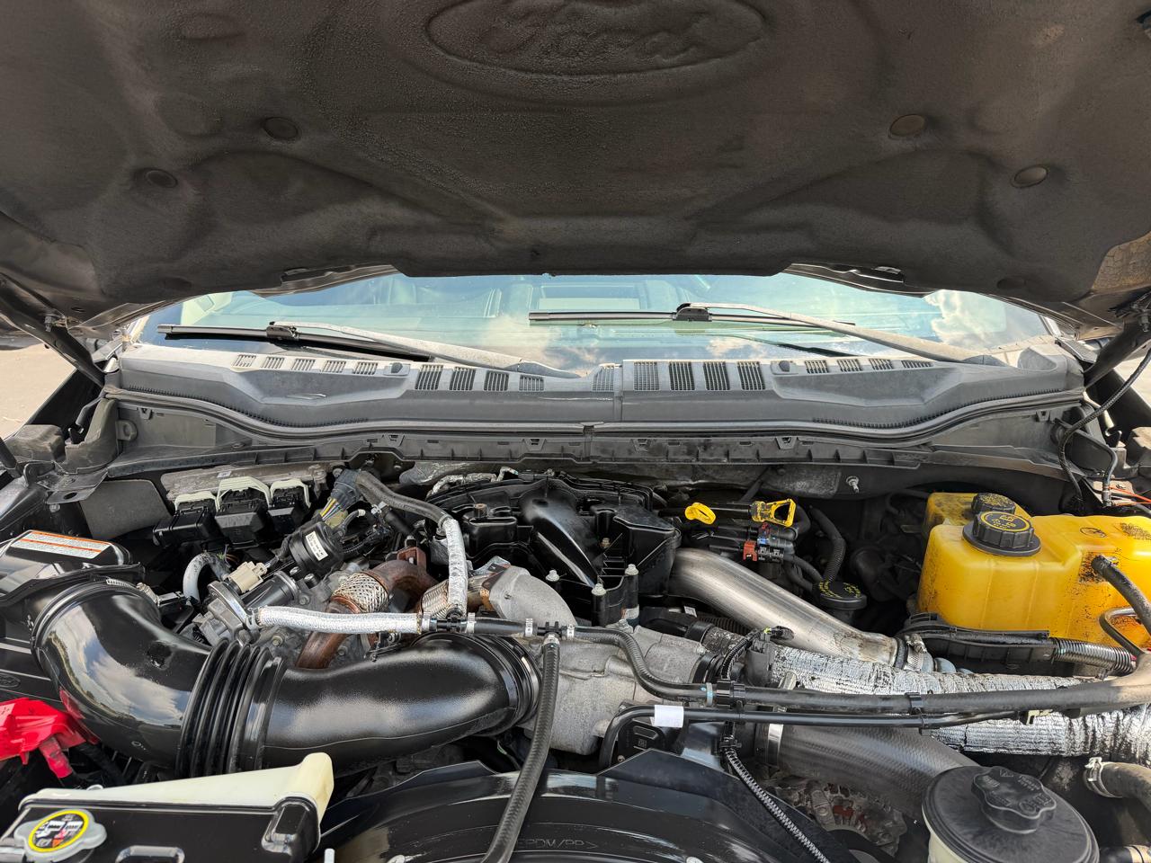 Ford Super Duty F-350 DRW Lariat 4WD Crew Cab 8' Box 2017