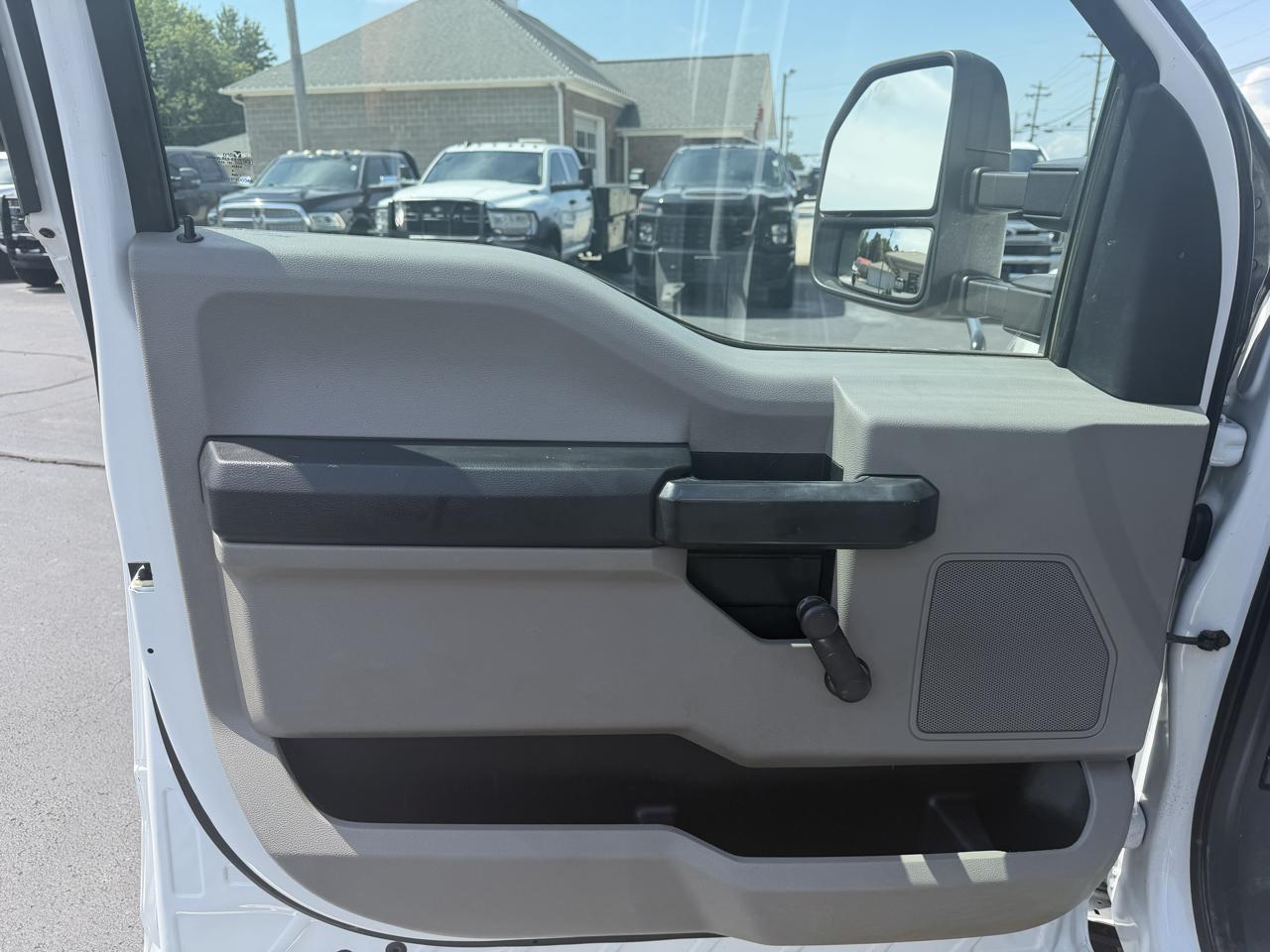 Ford Super Duty F-350 DRW XL 4WD Crew Cab 179" WB 60" CA 2019